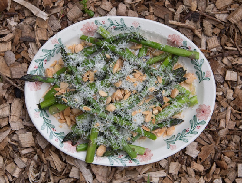 Asparagus with Almonds and Roncal