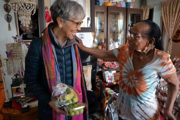 Rebecca delivers fresh groceries to meal recipient Grace. 